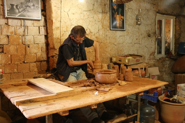 Toprak kaplara 50 yıldır şekil veriyor